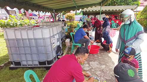 ANTRE : Masyarakat ketika membeli minyak goreng saat operasi minyak goreng murah di halaman Makodim 1014 Pangkalan Bun, Selasa (8/3).