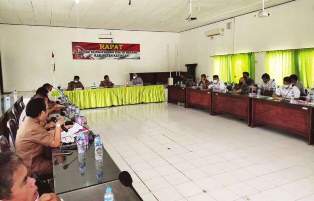 Bupati Katingan Sakariyas bersama sejumlah Kepala Perangkat Daerah, Kepolisian, TNI, Kejaksaan, dan pihak terkait lainnya, ketika sedang melaksanakan rapat deteksi dini di aula Badan Kesbang Pol Kabupaten Katingan, Selasa (8/3).