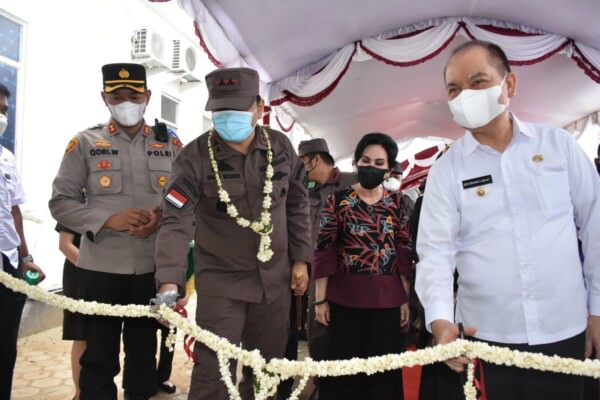 PENANDATANGANAN - Bupati Kapuas Ben Brahim S Bahat bersama Kajati Kalteng Iman Wijaya melakukan penandatanganan prasasti tanda diresmikannya dua gedung baru Kejari Kapuas, di Halaman Kantor Kejari Kapuas, Rabu (9/3).
