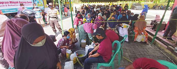 OPERASI PASAR : Warga ketika mendatangi Kantor Polsek Kumai demi mendapatkan minyak goreng murah yang disediakan oleh PT CBI, Kamis (10/3).