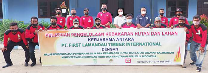 SUASANA PELATIHAN: Tim Satgas Pengendalian Karhutla ketika foto bersama dan mengikuti pelatihan yang dilaksanakan PT FLTI dan SKM bekerjasama dengan Manggala Agni, belum lama ini.