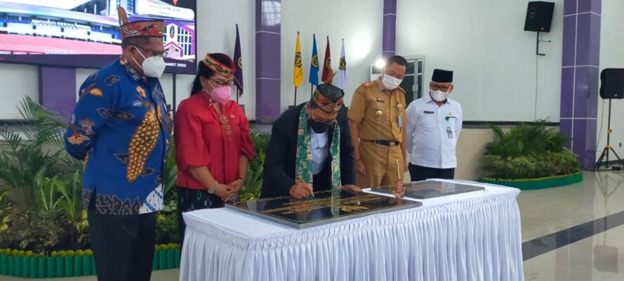 PRASASTI-Wakil Menteri Agama Republik Indonesia,Dr H Zainut Tauhid Sa’adi MSi, saat tanda tangan prasasti STAKN beralih status menjadi IAKN dan peresmian gedung serba guna,” Selasa (15/3).