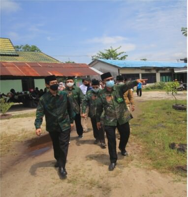 SEMANGAT PENDIDIKAN: Ketua Tanfidziyah PWNU Kalteng HM Wahyudie F Dirun SP MM (kanan) bersama Ketua LLDIKTI Wilayah XI Kalimantan Muhammad Akbar dan pengurus lainnya mengunjungi kampus ITSNU, Senin (28/3). INSET: Proses penyerahan izin operasional ITSNU d