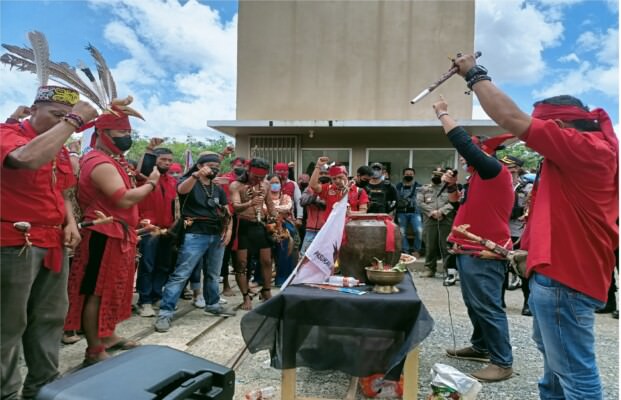 BERJALAN TERTIB: Perwakilan menyampaikan hasil kesepakatan pihaknya dengan manajemen PT Nagabhuana Aneka Piranti Unit 6 sebelum mengakhiri aksi damai, Kamis (10/3).