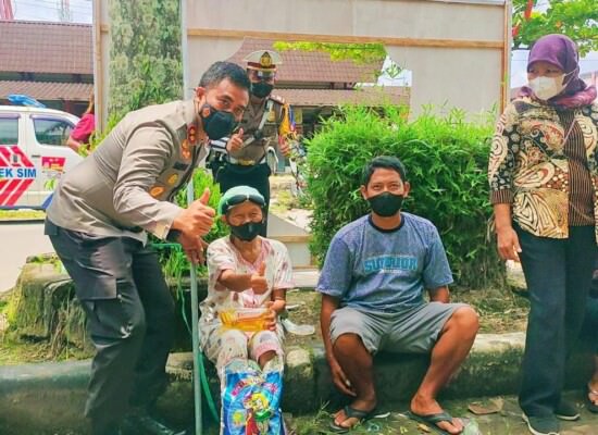 Kapolres Kotawaringin Timur, AKBP Sarpani memberikan semangat kepada lansia yang mendapatkan hadiah minyak dan beras usai mengikuti vaksinasi massal super presisi, Senin (14/3). Foto: Rusli/kaltengonline