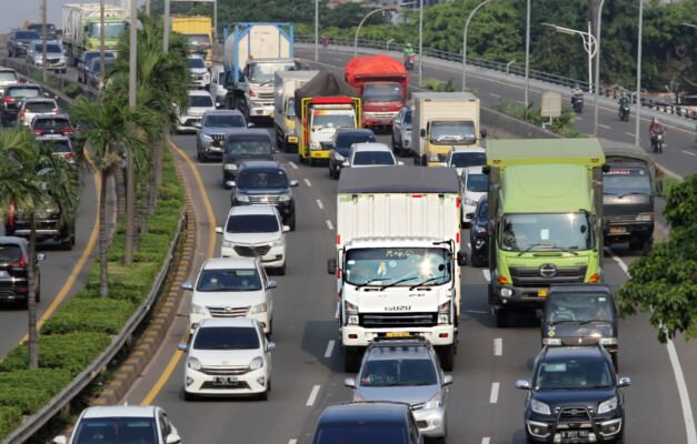 SUASANA : Truk saat melintas di jalan Tol TB Simatupang, Jakarta, Selasa (8/3). Foto: APM Untuk Kalteng Pos
