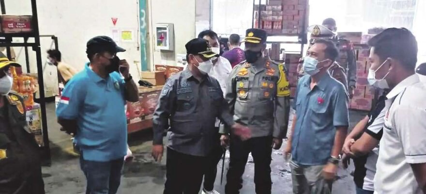 SIDAK: Bupati Kotim H.Halikinnor bersama Kapolres Kotim AKBP Sarpani, Sekda Fajrurrahman dan intansi terkait, saat melakukan sidak minyak goreng di salah satu distributor di Kota Sampit, Jumat (18/3).