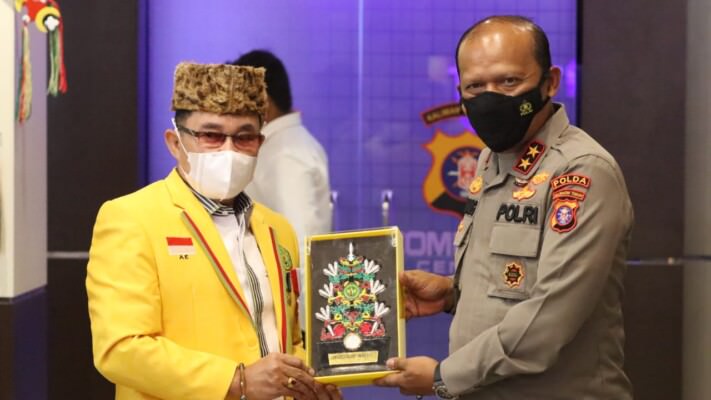 Kapolda Kalteng Irjen Pol. Drs. Nanang Avianto, M.Si. saat bertukar cinderamata dengan Rektor Universitas Palangka Raya (UPR) Dr Andrie Elia, S.E., M.Si di Lobi Mapolda setempat, Rabu (09/03/2022).