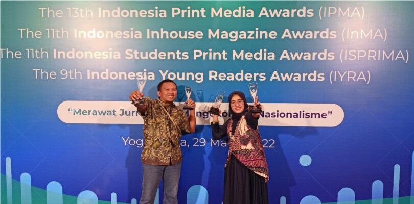 PRESTASI: Redaktur Pelaksana Agus Pramono bersama Sekretaris Redaksi Suprihatin memperlihatkan empat penghargaan yang diraih Kalteng Pos pada SPS Award 2022 di Yogyakarta, Selasa malam (29/3).