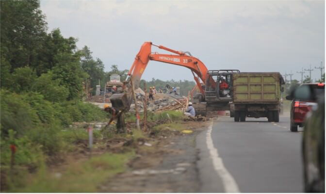 TERUS DIKEBUT: Pile Slab di Desa Penda Barania hingga sekarang masih dalam tahap pembangunan oleh pekerja, tampak kondisi bangunan, Minggu (20/3).