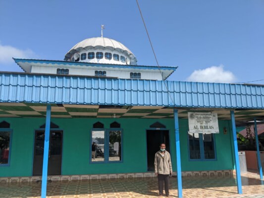 MASJID TUA: Foto kiri, bangunan Masjid Al-Ikhlas di Kelurahan Mandomai. Ketua Masjid Al-Ikhlas Mandomai, Adhi Aran menunjukan tiang masjid, Senin (4/4).