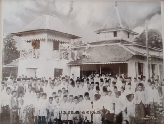 DAHULU DAN SEKARANG: Foto kiri, Masjid Jami Assalam pada tahun 1928. Foto kanan, kondisi terkini Masjid Jami Assalam yang terletak di Jalan Iskandar, Kota Sampit.