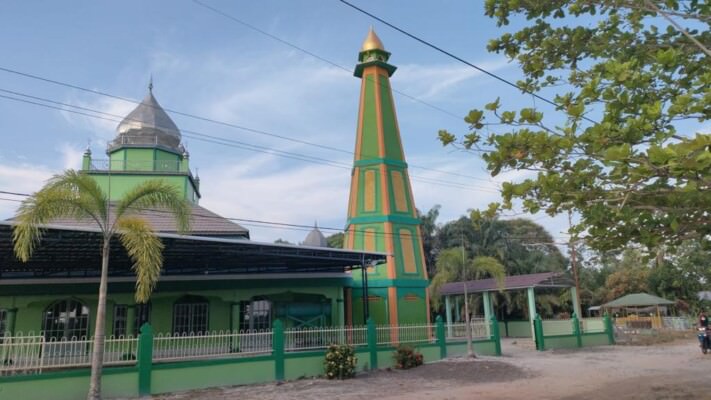 Foto kiri, bagian depan Masjid Jami Mawahdahwarahmah di Kelurahan Kota Besi Hulu. Foto kanan, bagian belakang masjid disertai kompleks pemakaman.