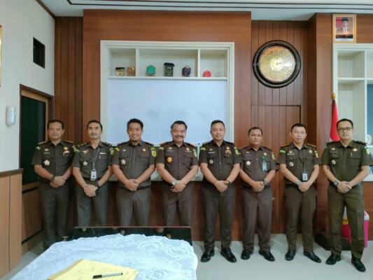 Kepala Kejaksaan Negeri Palangka Raya Totok Bambang Sapto Dwidjo SH., MH., memimpin acara Serah Terima Jabatan (Sertijab) eselon IV di lingkungan Kejari Palangka Raya, Selasa (12/4/2022).