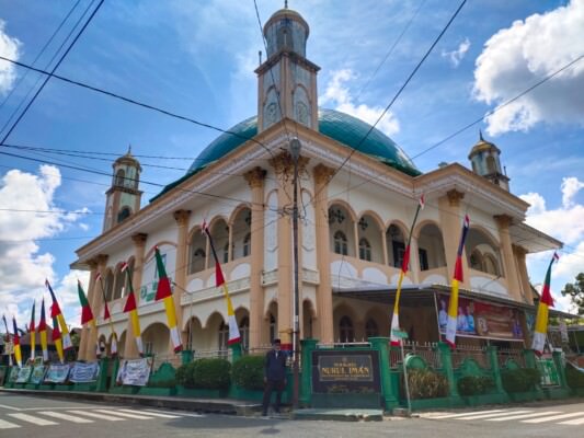 Bangunan Masjid Nurul Iman Muhammadiyah Kasongan tampak berdiri megah di Jalan Semadi, Kasongan Lama, Kamis (14/4).