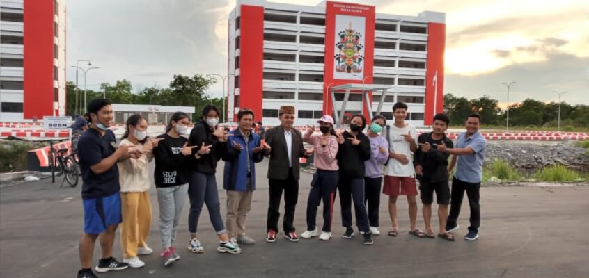 Rektor UPR Dr Andrie Elia SE MSi suatu sore sepulang kerja memenuhi permintaan mahasiswa untuk berfoto bersama dengan latar belakang Gedung Merah Putih yang merupakan gedung kuliah berlantai 6. Setiap sore mahasiswa dan masyarakat berolahraga di jalan lin