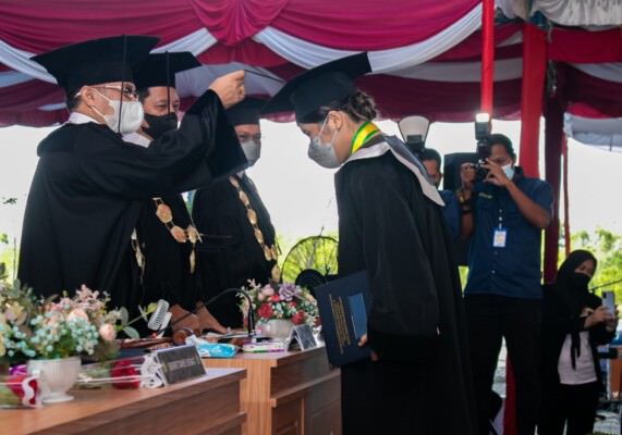 UPR kembali mewisuda 837 mahasiswa dari Program Sarjana (S1), Pascasarjana (S3) dan Doktor (S3) periode April 2022, sekaligus mengukuhkan satu orang guru besar bidang hukum, Sabtu (23/4).