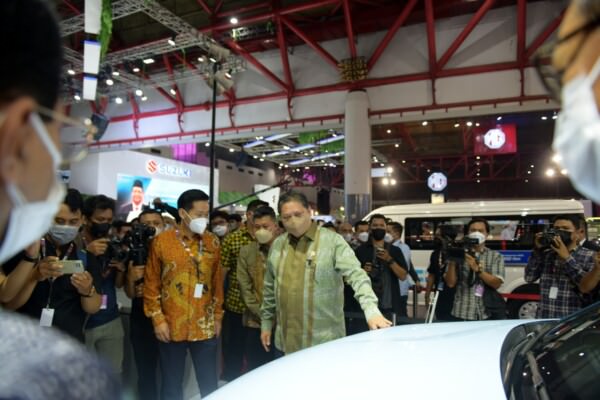 OTOMOTIF: Menko Airlangga Hartarto membuka pameran otomotif Jakarta International Motor Show (IIMS) Hybrid 2022 yang digelar di JIEXPO Kemayoran, Jakarta, Kamis (31/3).