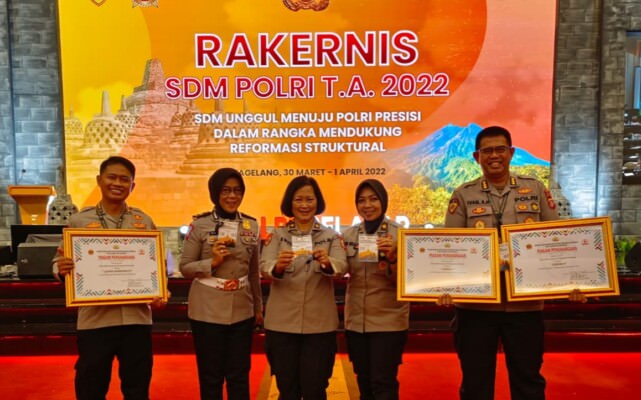 Karo SDM Polda Kalteng Kombes Ivan Adhityas Nugraha, SIK, MSi, CHRMP saat menerima penghargaan di Magelang, Jawa Tengah, Jumat (01/04/2022) siang.