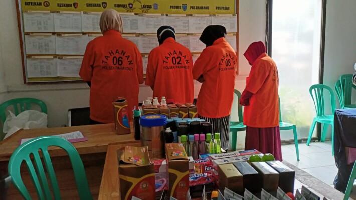 DIBEKUK: Empat orang yang rata-rata merupakan ibu rumah tangga diamankan polisi lantaran mencuri. Foto : Agus Promono