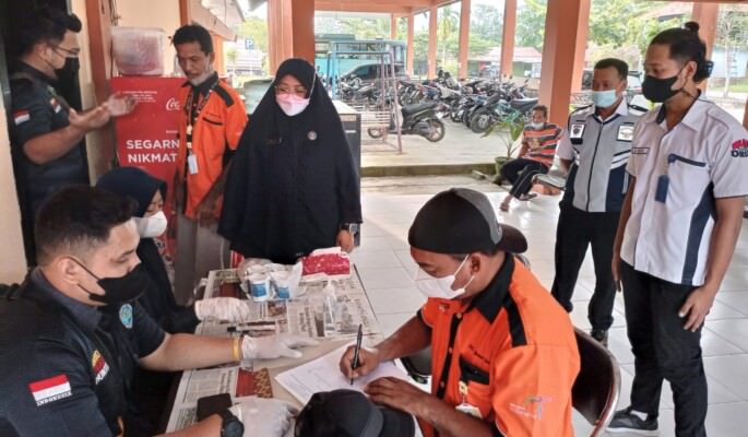 TES URINE: para sopir dan awak bus ketika dilakukan tes urine oleh bnn kobar,kamis (28/4). Foto: BNN Kobar untuk kalteng pos