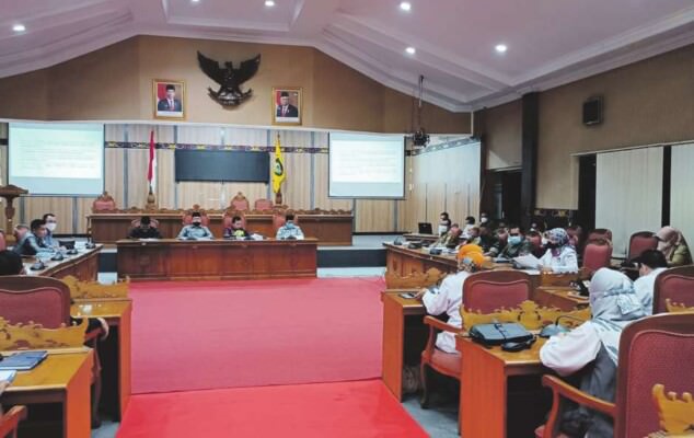 Suasana rapat pembahasan anggaran pemilihan serentak tahun 2022 di gedung DPRD Kabupaten Kotim, Senin (18/4).