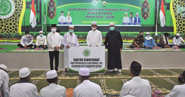 Bupati Kapuas Ben Brahim S Bahat didam-pingi Wabup Kapuas HM Naf ah Ibnor dan Sekretaris Umum MUI Dr H Junaidi menyerahkan salah satu papan nama Kantor Sekretariat MUI Kecamatan, Selasa (26/4)..