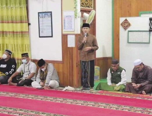 Wali Kota Palangka Raya Fairid Naparin saat menyampaikan sambutannya pada kegiatan safari ramadhan di masjid Al- Mutaqqin baru - baru ini.