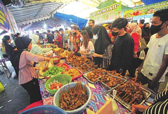 ANTUSIAS: Warga berbondong-bondong berburu aneka takjil yang dijual di pasar wadai, Kota Palangka Raya, Minggu (3/4).