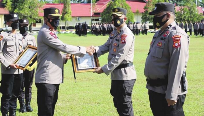 Kapolda Kalteng Irjen Pol. Nanang Avianto memberikan piagam penghargaan kepada personel berprestasi di Lapangan Barigas Mapolda setempat, Senin (18/4).