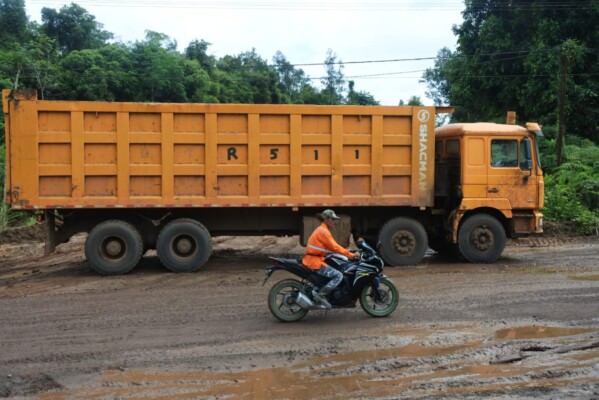 Dump truck oranye terparkir di depan jalan angkutan khusus batu bara CV MJM, Minggu (8/5). Keberadaan truk ini menyebabkan aktivitas pengangkutan batu bara terhenti. Foto LOgman / Kalteng Pos.