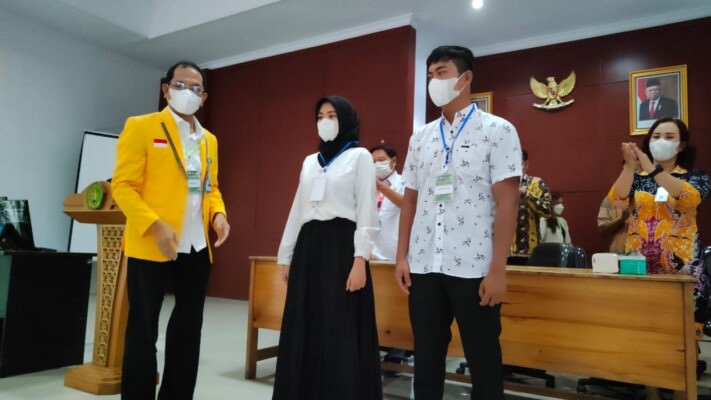 PEMBUKAAN UTBK : Wakil Rektor Bidang Akademik Prof Dr Salampak Dohong usai memasangkan tanda peserta kepada peserta UTBK, Selasa (17/5).