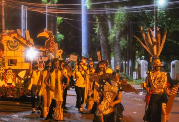 KARNAVAL BUDAYA  : Universitas Palangka Raya berpartisipasi mengikuit Karnaval Budaya FBIM membawakan Tarian Kahanja Atei,