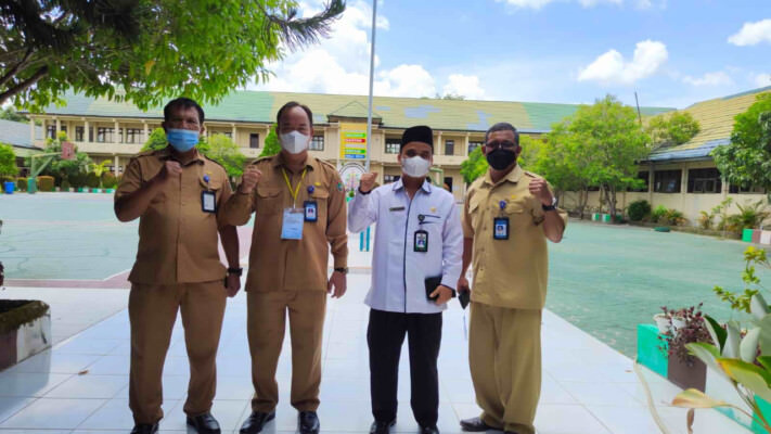 SEKOLAH PENGGERAK : Kepala SMAN 1 Palangka Raya Arbusin (kedua dari kiri) saat menerima kunjungan Kepala Kantor  Kemenag Kota Palangka Raya Nur Widiantoro (baju putih) beberapa waktu lalu .