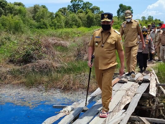 MONITORING: Gubernur Kalteng H Sugianto Sabran saat meninjau kawasan pengembangan udang vaname (shrimp estate) di Desa Sungai Raja, Kecamatan Jelai, Kabupaten Sukamara.