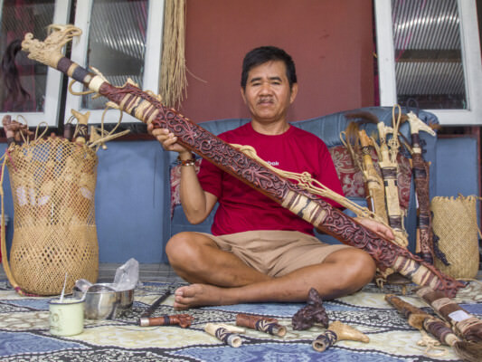 BELUM DAPAT JODOH: Pak Sobat menunjukkan mandau hasil karya tangannya. Senjata tradisional yang dibuat eksklusif bisa dijual hingga Rp30 juta.