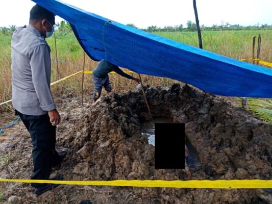 Kapolsek Kapuas Kuala Ipda Parmono mendatangi lokasi makam yang kondisinya terbongkar, Sabtu (14/5/2022). Foto Humas Polres Kapuas.