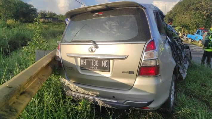 KONDISI - Kondiso mobil Kijang Innova rusak berat, usai tabrakan dengan truk dump di Jalan Tjilik Riwut Km 21 arah Kasongan-Sampit, Desa Hampalit, Kecamatan Katingan Hilir, Kabupaten Katingan, Minggu (22/5). Foto : warga