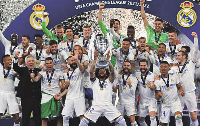 SELEBRASI : Para pemain Real Madrid melakukan selebrasi setelah meraih gelar juara ke-14 Liga Champions, usai mengalahkan Liverpool di Stade de France, Paris, Minggu (29/5) dini hari WIB.