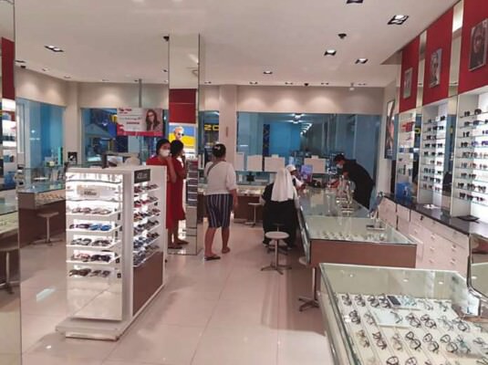 TERLENGKAP : Optik Melawai yang berada di Jalan Yos Sudarso Palangka Raya tepatnya di pintu masuk Metos ini menjual berbagai kacamata dan lensa dengan harga yang terjangkau.