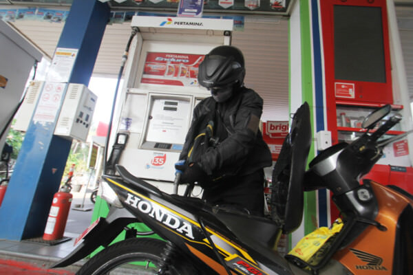 Pengendara motor mengisi BBM jenis Pertalite di sebuah SPBU Pertamina di Jakarta, Jumat (10/1/2021). (Dok. Dery Ridwansah/ JawaPos.com)