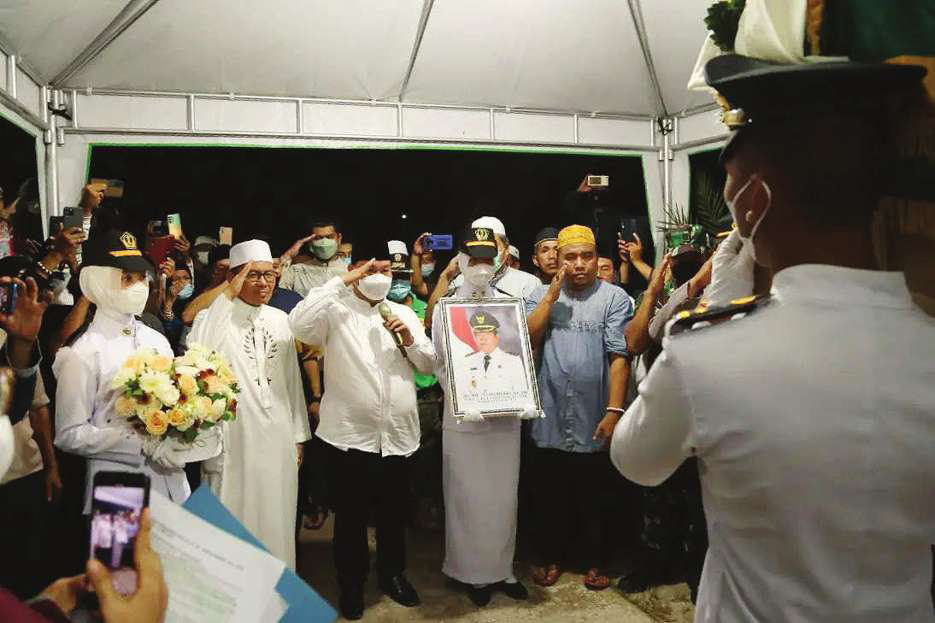 PENGHORMATAN: Bupati Kotim H Halikinnor saat memberikan penghormatan terakhir kepada almarhum mantan wakil bupati HM Tauf q Mukri, Minggu (15/5).