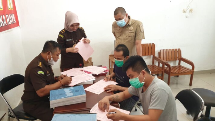 PROSES HUKUM: Dua tersangka narkoba seberat 5,2 kg melakukan penandatangan berkas di depan jaksa dari Kejagung dan Kejari Palangka Raya, Kamis (2/6).