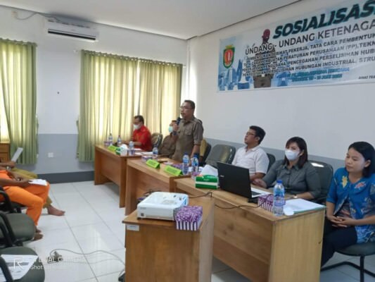PEMBUKAAN-Kepala Dinas Transmigrasi dan Tenaga Kerja Kabupaten Katingan H Hariawan ketika membuka kegiatan sosialisasi UU Ketenagakerjaan di aula milik PBS PT Bisma Dharma Kencana, beberapa waktu lalu.