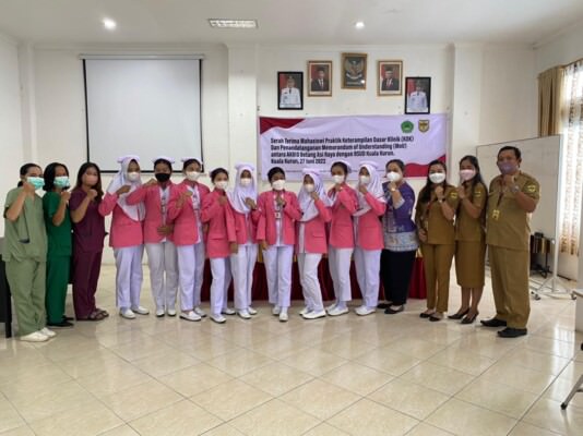 SERAH TERIMA: Mahasiswa melaksanakan praktik KDK Akbid Betara di RSUD Kuala Kurun, usai penandatanganan MoU, Senin (27/6).