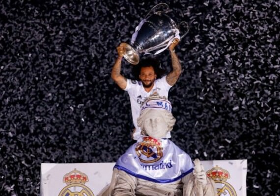 ANGKAT TROFI : Pemain Real Madrid Marcelo saat mengangkat piala Liga Champions musim 2021-2022