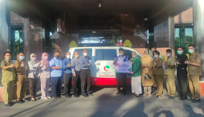 PENYERAHAN: Plt Direktur Utama PT Bank Kalteng A Selanorwanda menyerahkan bantuan CSR ambulans kepada Direktur RSDS Palangka Raya Yayu Indriaty di Halaman Kantor PT Bank Kalteng, Selasa (31/5). Foto: Anisa/ kalteng pos