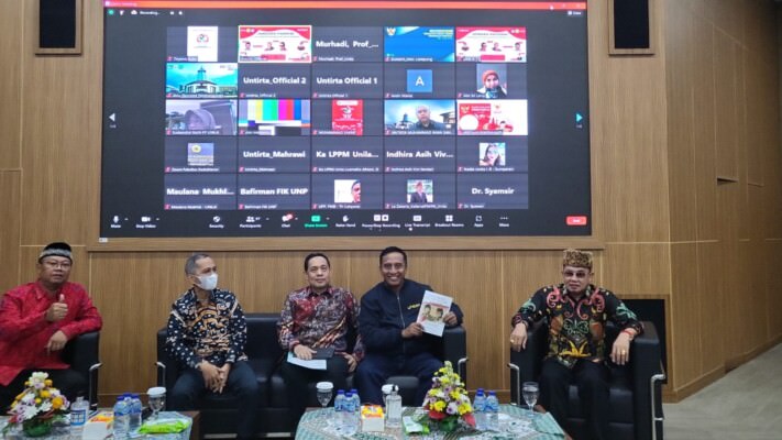 BUAT BUKU : Rektor UPR Dr Andrie Elia (kanan) bersama Ketua Forum Rektor BKS Barat, Ketua Forum Penguatan Karakter Bangsa RI, Rektor UT dan Rektor Unes, menujukan buku berisi tulisan 50 rektor, saat Seminar Nasional, Rabu (1/6).