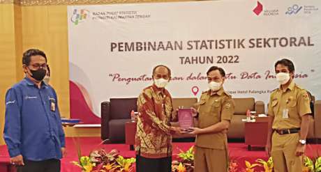KENANG - KENANGAN: Kepala BPS Kalteng Eko Marsoro menyerahkan cendera mata kepada narasumber kegiatan pembinaan statistik sektoral 2022 di salah satu hotel Palangka Raya, Selasa (31/5).