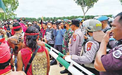 DEMONSTRASI: Sekelompok warga Desa Pondok Damar menggelar demonstrasi menuntut PT Mustika Sembuluh (Wilmar Group) segera merealisasikan plasma, Jumat (27/5).